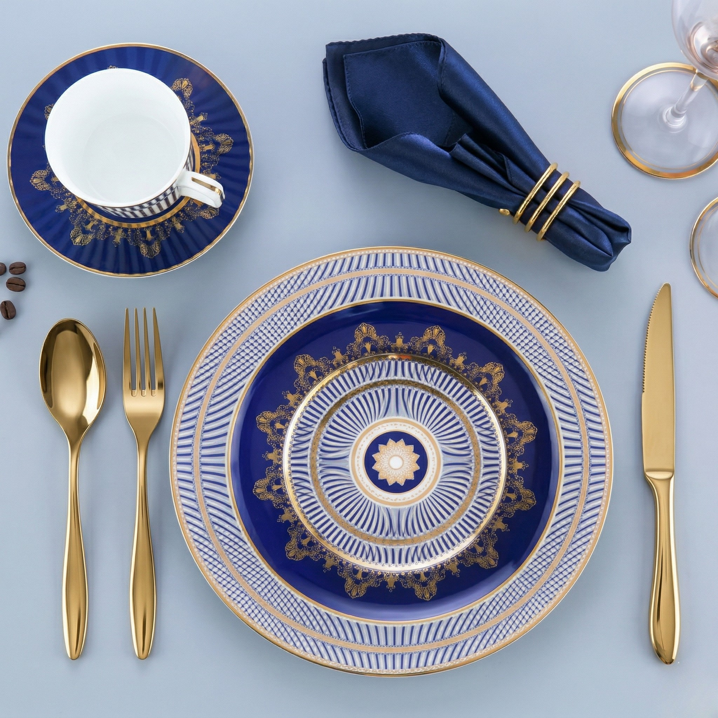 Goldenes Besteckset mit blauem Porzellan – Premium Edelstahl Besteck modern, stilvolle Tischdekoration Luxus