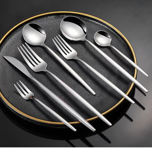 Silbernes Besteckset auf Teller im curve Design elegant gedeckter Tisch Edelstahl