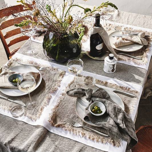 Silbernes Besteckset auf modern gedecktem Tisch – elegantes Edelstahl Besteck für stilvolle Dinner und Alltag