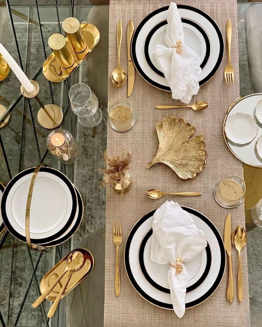 Luxus Besteckset Gold auf gedecktem Tisch – elegantes Edelstahl 18/10 Besteck für 6 Personen, modernes Hochglanz Design