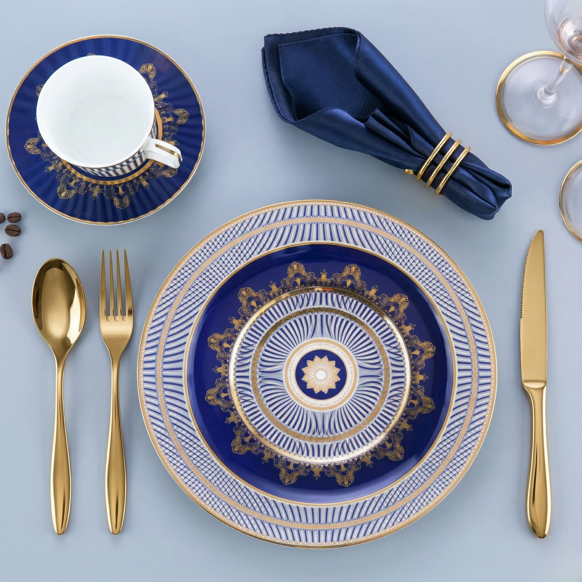 Goldenes Besteckset mit blauem Porzellan – Premium Edelstahl Besteck modern, stilvolle Tischdekoration Luxus