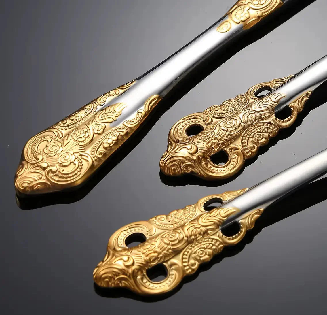 Detailaufnahme goldenes Besteck Barock Design – Edelstahl 18/10 hochwertiges Luxus Besteckset