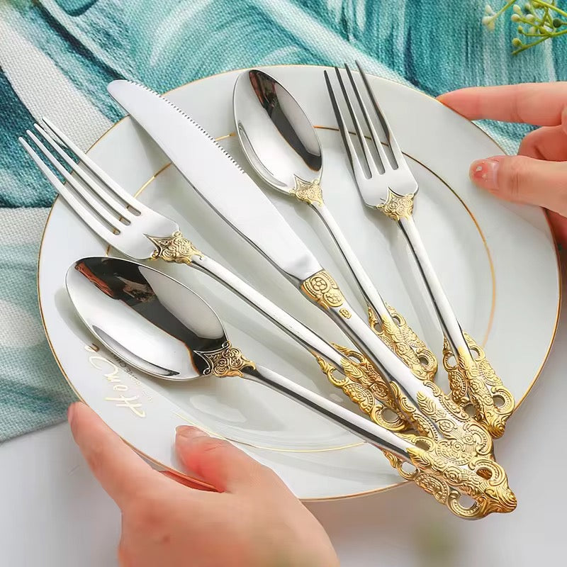 Bicolor Besteckset Gold Silber im Barock Design auf Teller elegant gedeckter Tisch Edelstahl