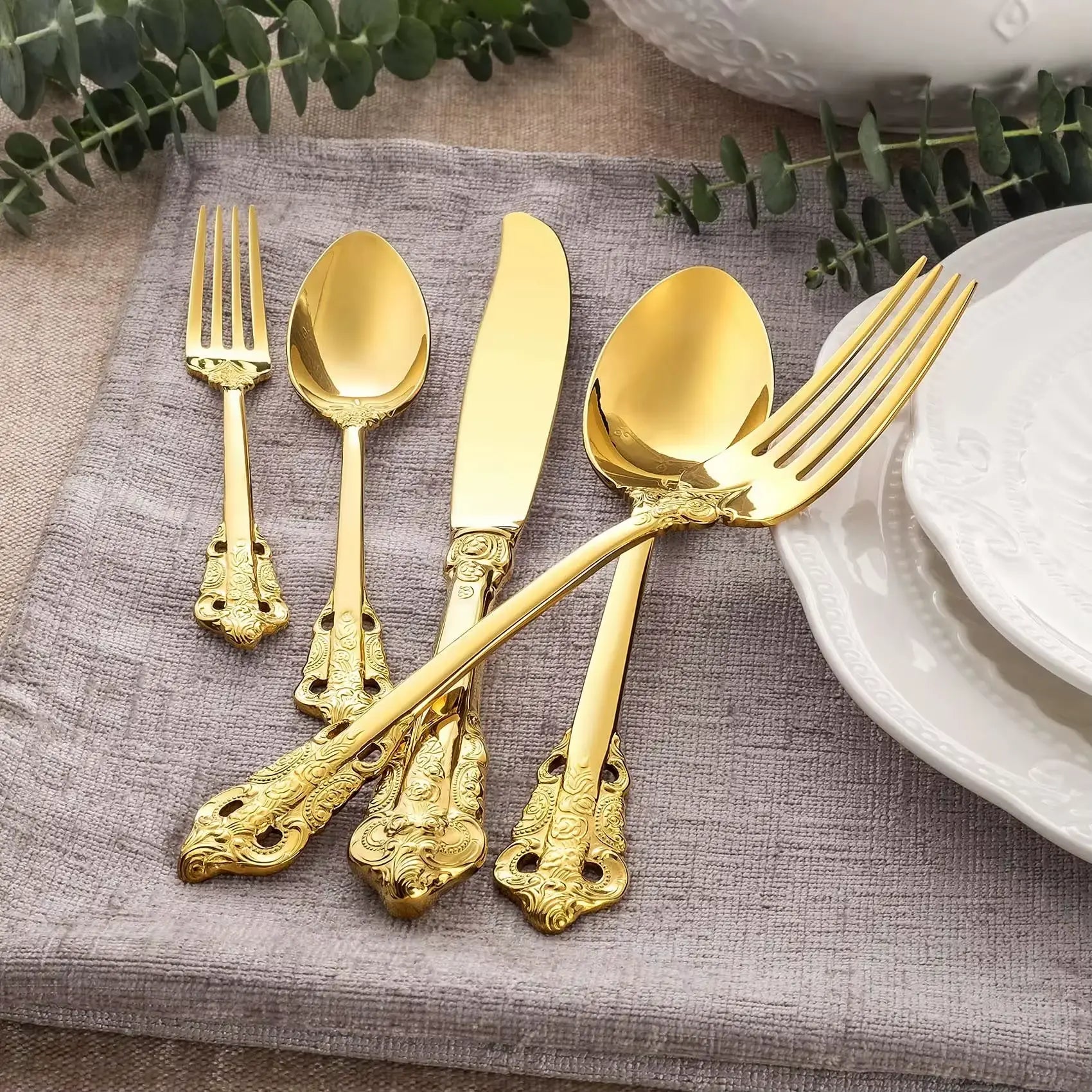 Goldenes Besteckset im Barock Design elegant auf Tischdeko – Edelstahl Luxus Besteck für stilvolle Tischgestaltung