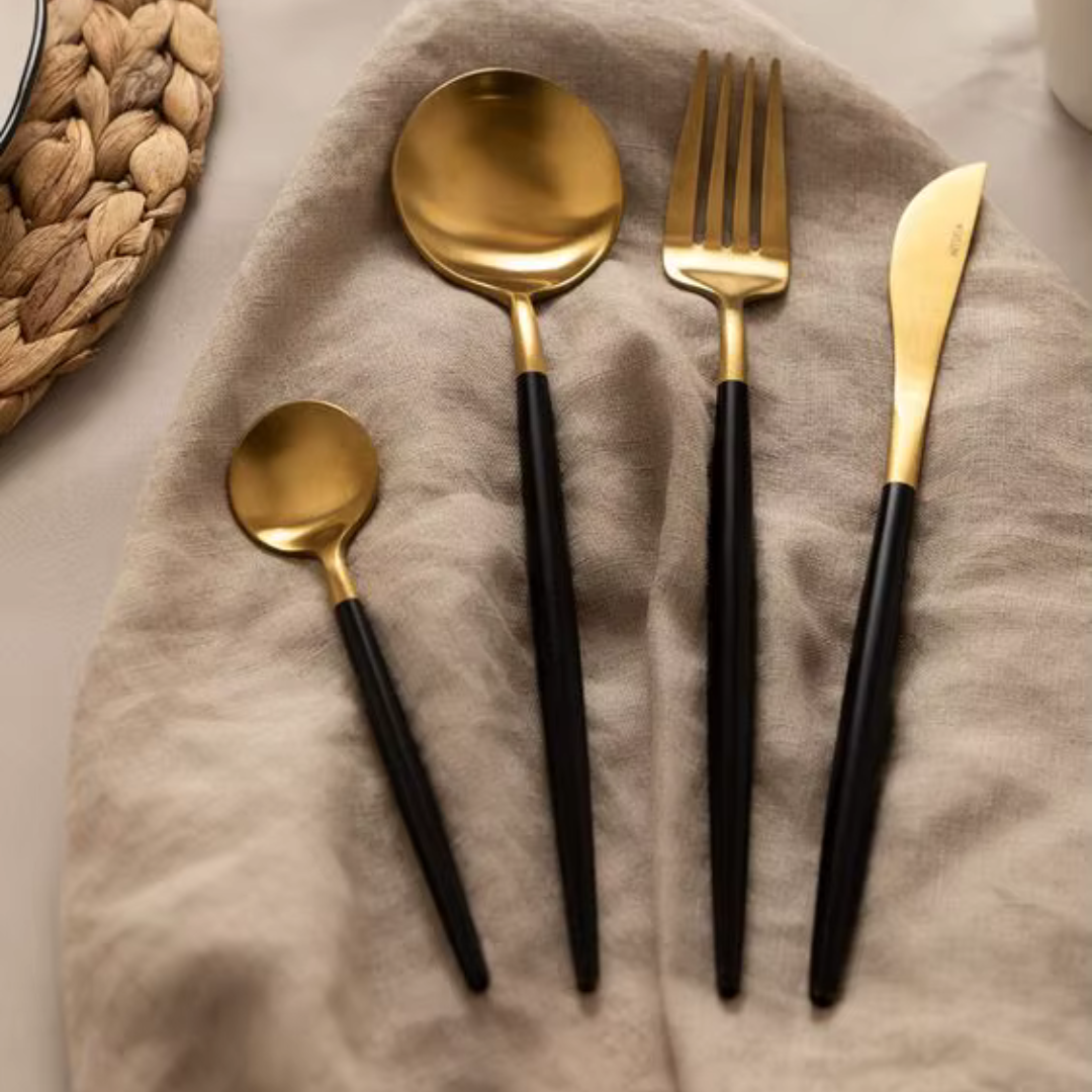 Elegantes Besteckset in Gold und Schwarz auf Stoff dekoriert aus Edelstahl 18/10 modernes Design
