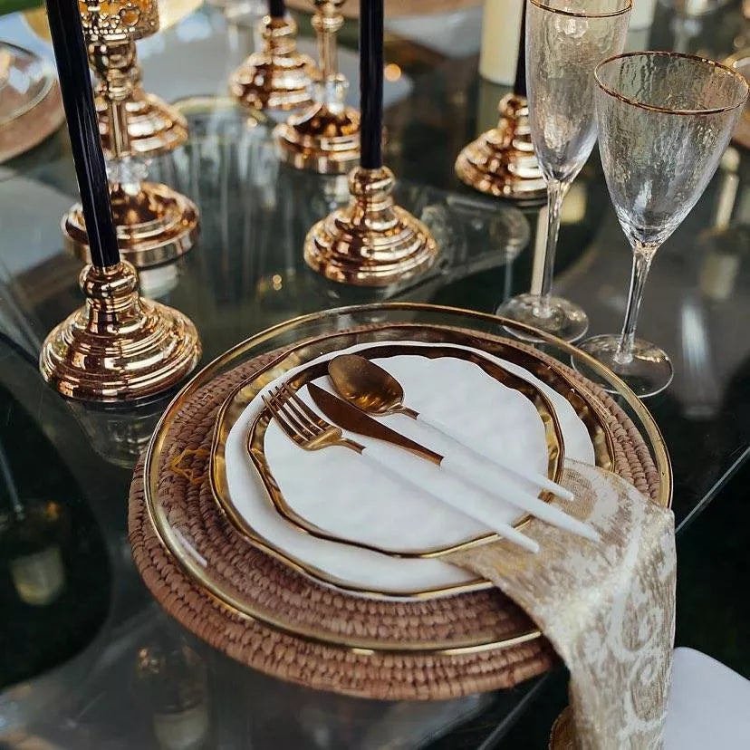 Silbernes Besteckset im curve Design luxuriöse Tischdekoration elegant gedeckter Tisch