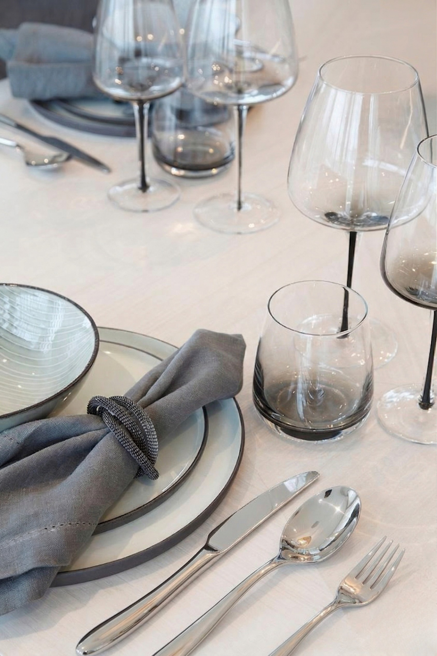 Modernes Besteckset Silber im natürlichen Tischarrangement – Premium Edelstahl Besteck für 6 Personen, zeitloses Design
