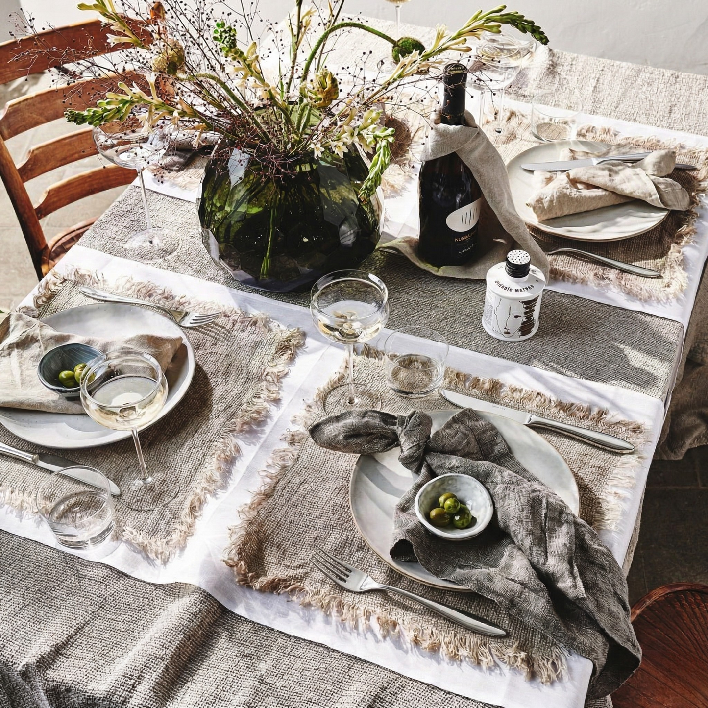 Silbernes Besteckset auf modern gedecktem Tisch – elegantes Edelstahl Besteck für stilvolle Dinner und Alltag