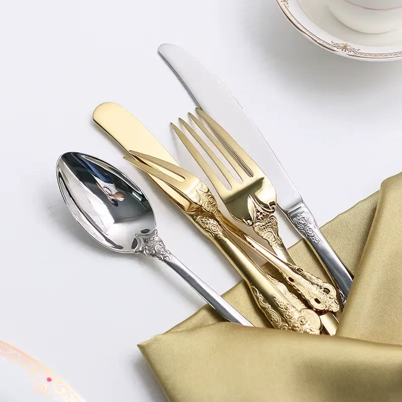Goldenes Besteckset gedeckter Tisch elegant Luxus Tischdekoration