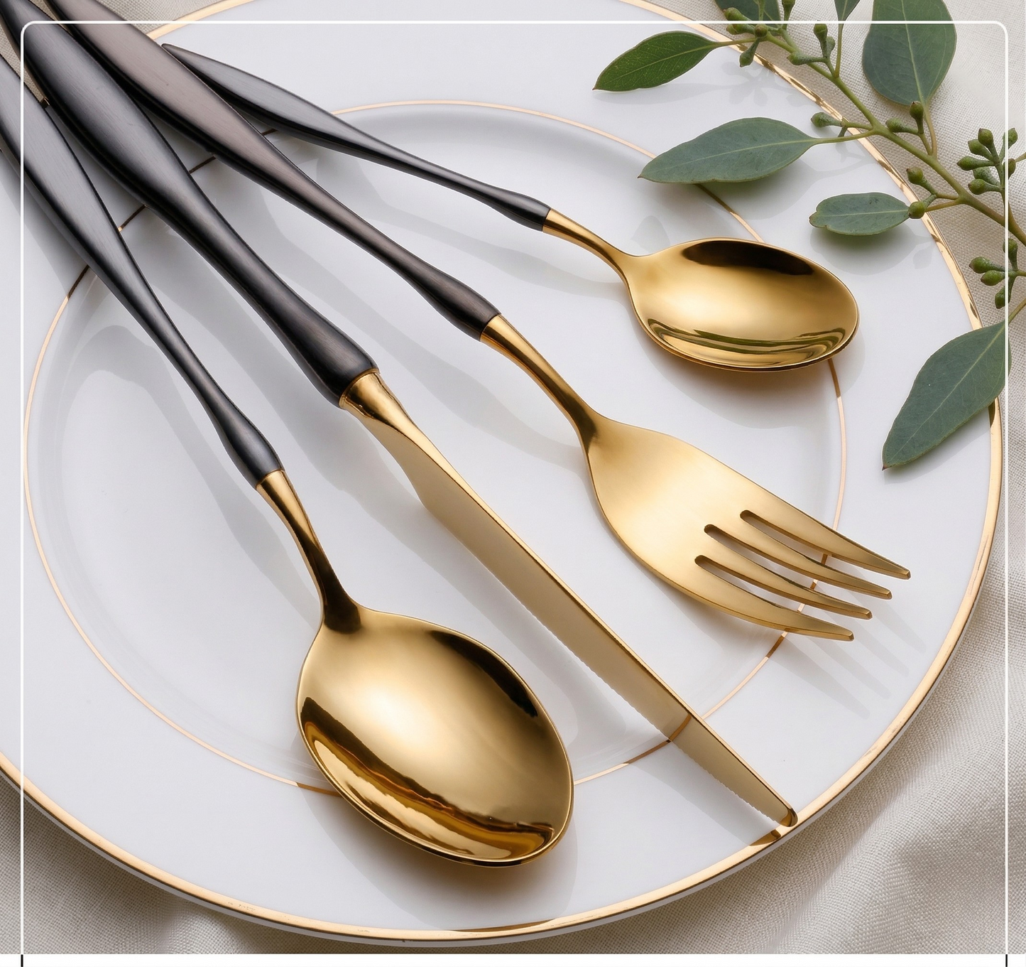 Modernes Velora Besteckset Schwarz Gold auf Teller elegantes Besteck Design
